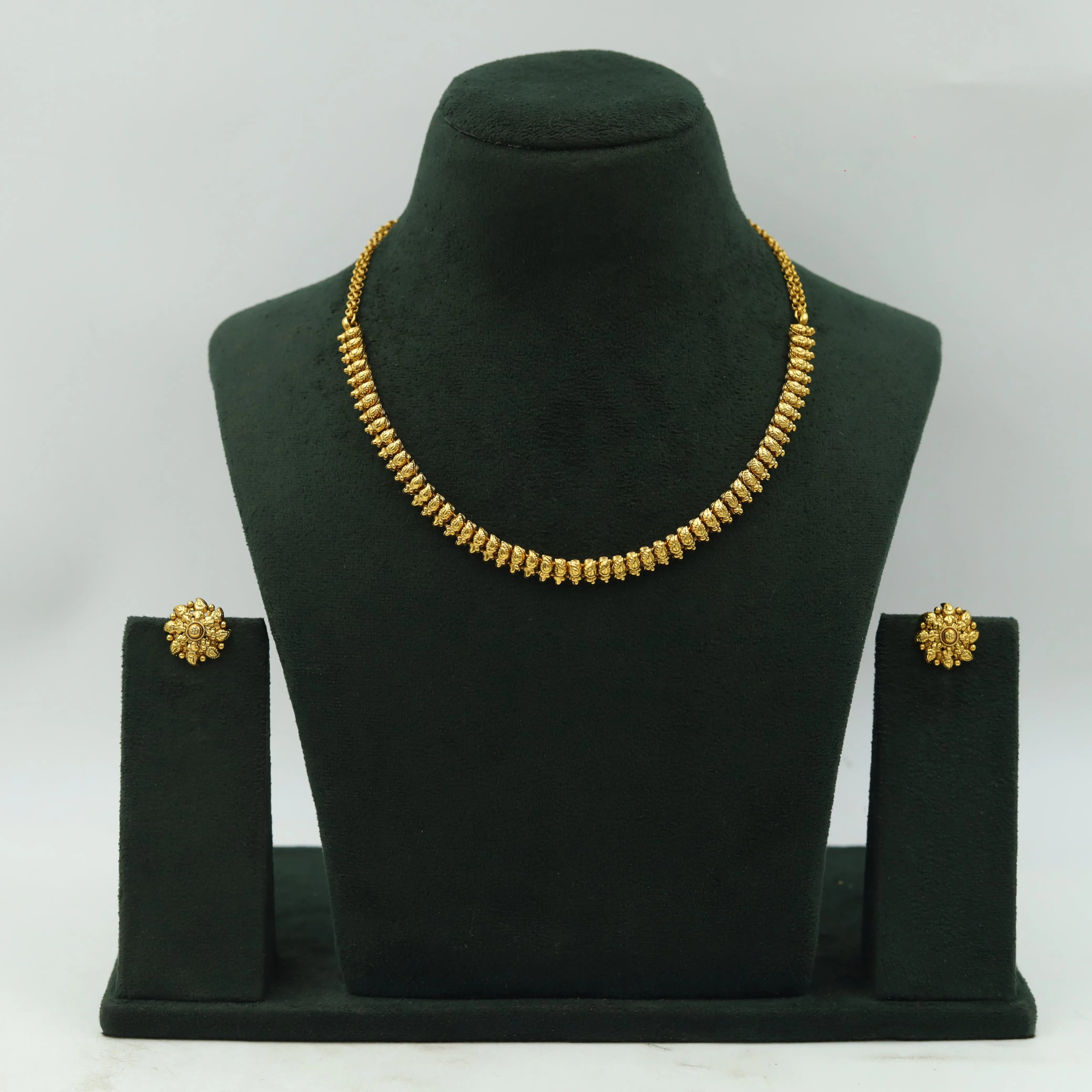 Round Neck Antique Necklace Set 15568-28